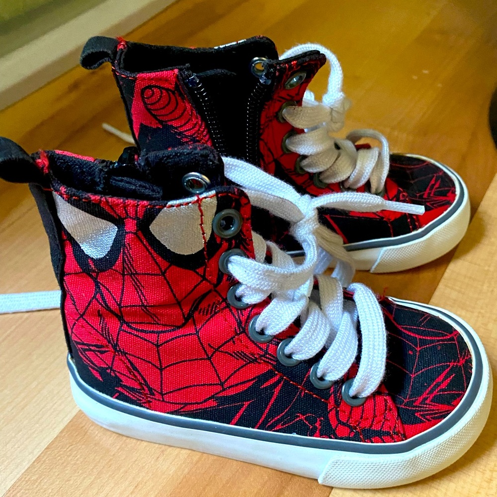 GAP Spider-Man sneakers unisex size 5 baby laces with side zipper easy put-on